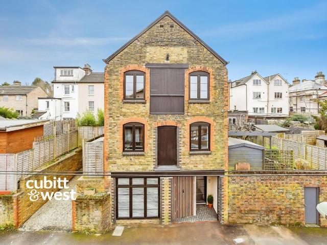 Oakdene Road Redhill RH1 2 bed apartment to rent £1,650 pcm £381 pw