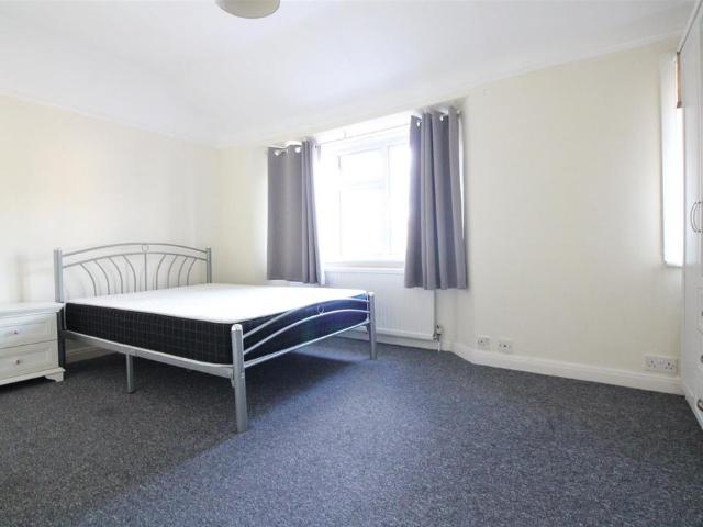 Oakdene Road, Uxbridge 3 bed house to rent £1,850 pcm £427 pw