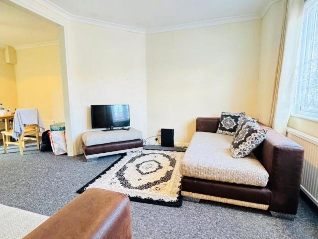Oakdene Road, Uxbridge, UB10 3 bed semi detached house to rent £2,000 pcm £462 pw