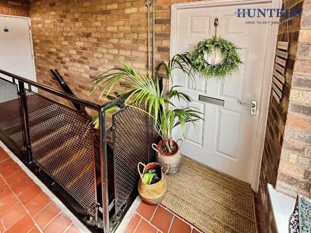 Oakenfield, Lichfield WS13, 2 bed flat to rent, £1,200 pcm | PrimeLocation