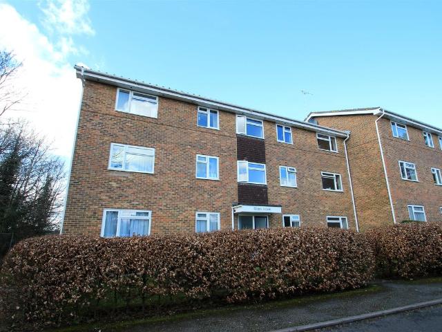 Oakfield Drive, Reigate RH2, 2 bed flat to rent, £1,375 pcm | PrimeLocation