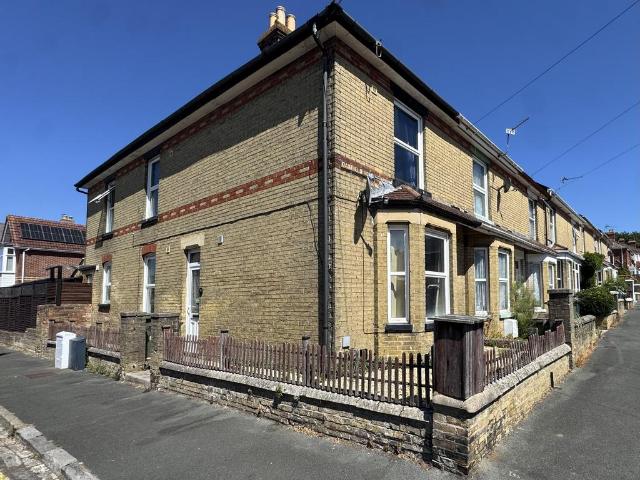 Oakfield Road, East Cowes, Isle Of Wight 3 bed end of terrace house to rent £1,350 pcm £312 pw