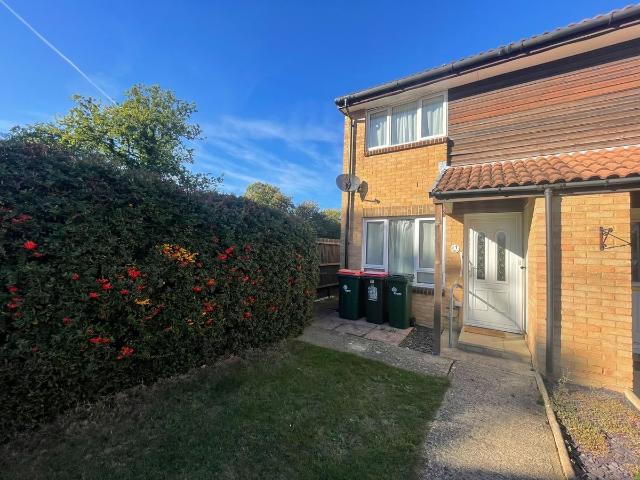 Oakfields, Crawley RH10, 2 bed end terrace house to rent, £1,650 pcm | PrimeLocation