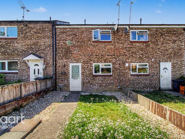 Oakham Close, SWINDON 3 bed terraced house to rent £1,250 pcm £288 pw