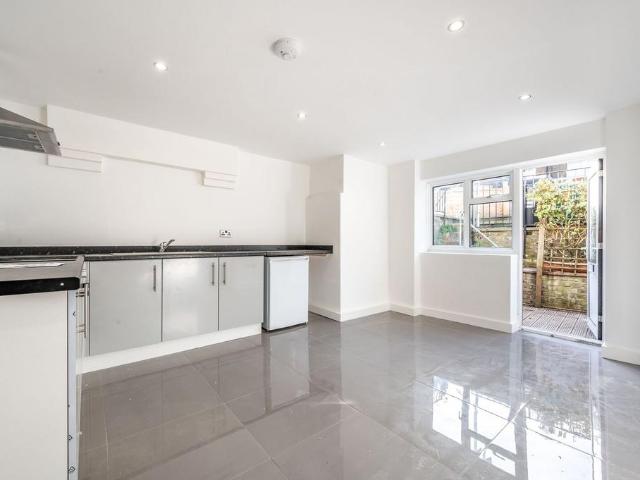 Oakhill Road, East Putney, London, SW15 1 bed flat to rent £2,800 pcm £646 pw