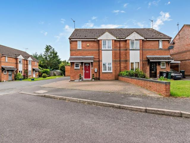 Oakhill Road, Maple Cross WD3 3 bed semi detached house to rent £2,950 pcm £681 pw