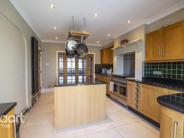 Oakhurst Rise, CARSHALTON 1 bed in a house share to rent £900 pcm £208 pw