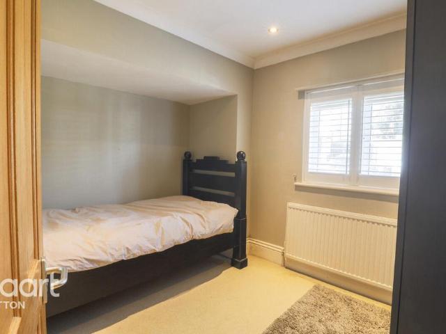 Oakhurst Rise, CARSHALTON 1 bed in a house share to rent £900 pcm £208 pw