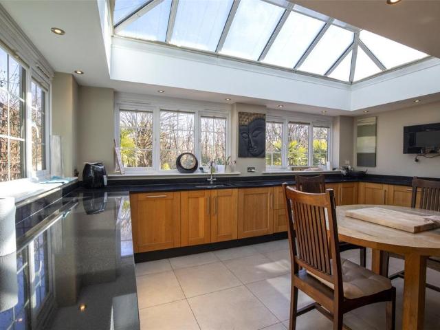 Oakhurst Rise, Carshalton SM5 1 bed in a house share to rent £900 pcm £208 pw