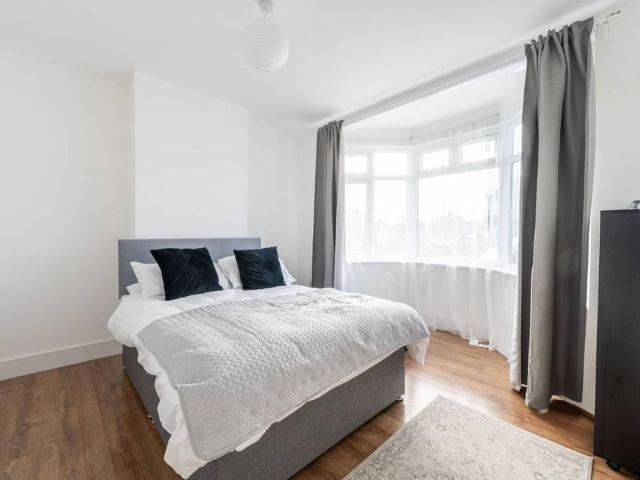 Oakington Manor Drive, London, HA9 6NG, United Kingdom | 4 bed duplex for rent #138932805 | Rentberry