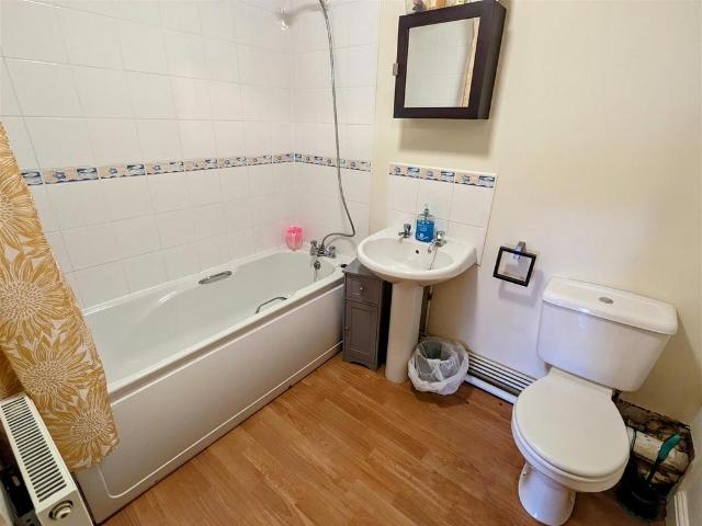 Oakland Mews, Heath End Road, Nuneaton 2 bed apartment to rent £875 pcm £202 pw