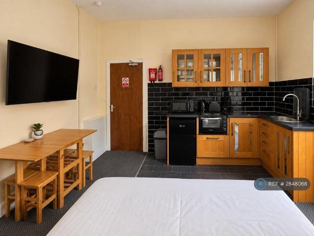 Oaklands Terrace, Swansea, SA1 Studio to rent £595 pcm £137 pw
