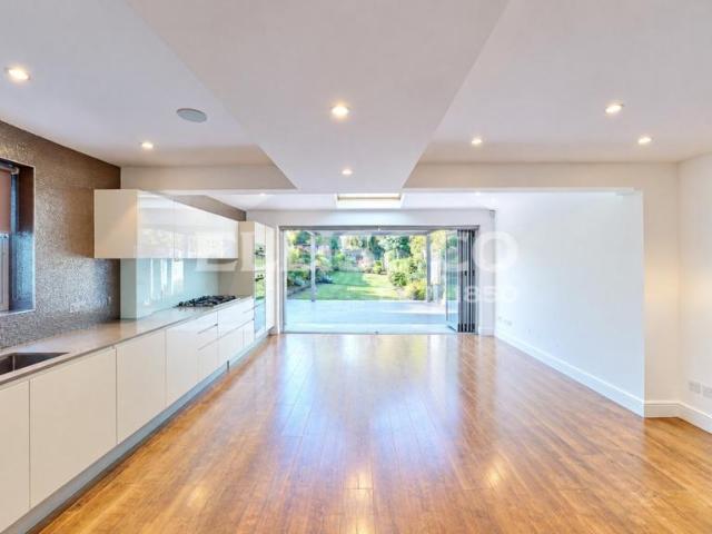 Oaklands Avenue, Watford. 3 bed semi detached house to rent £3,200 pcm £738 pw