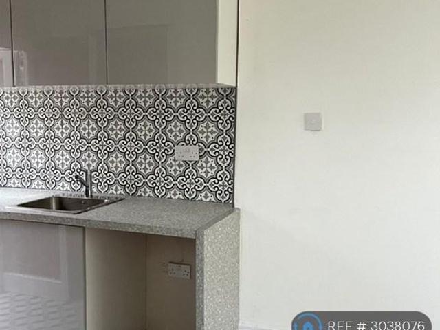 Oaklands Avenue, Watford, WD19 Studio to rent £1,140 pcm £263 pw