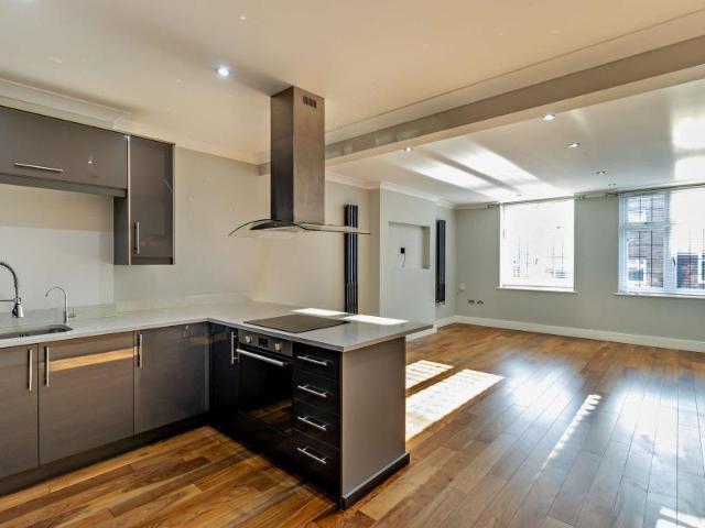 Oaklands Gate, Northwood HA6 2 bed apartment to rent £2,000 pcm £462 pw