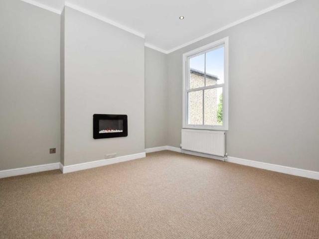 Oaklands Grove, Shepherds Bush, W12 0JA 3 bed flat to rent £2,999 pcm £692 pw