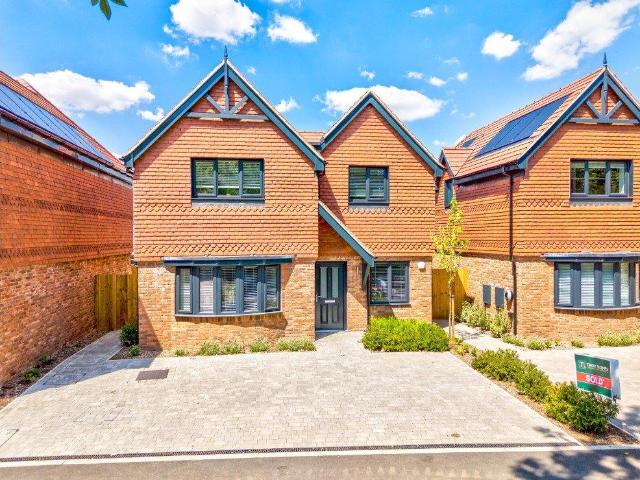 Oaklands Lane, St. Albans AL4 4 bed detached house to rent £3,500 pcm £808 pw