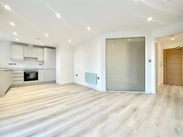 Oaklands Park, Wokingham, Berkshire. 1 bed flat to rent £1,150 pcm £265 pw