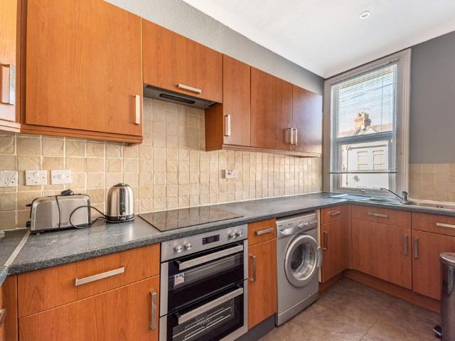 Oaklands Road, Cricklewood, London, NW2 2 bed flat to rent £2,300 pcm £531 pw
