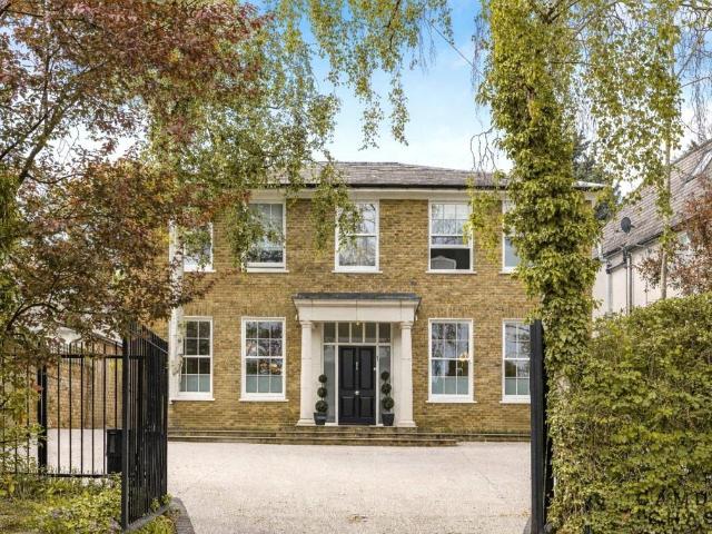 Oaklands Road, Totteridge, London, N20 4 bed detached house to rent £13,000 pcm £3,000 pw