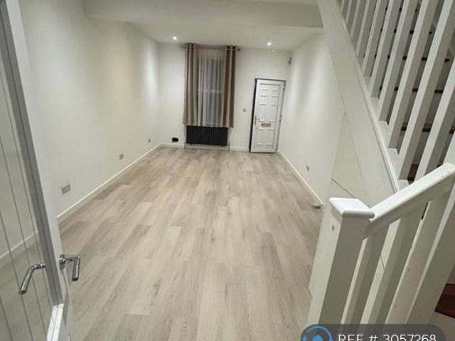 Oakleigh Avenue, Southend On Sea, SS1 2 bed terraced house to rent £1,500 pcm £346 pw