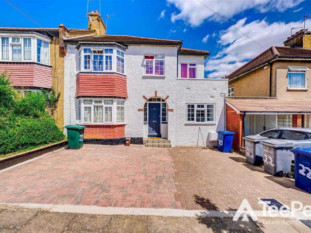 Oakleigh Crescent, London 3 bed flat to rent £2,800 pcm £646 pw