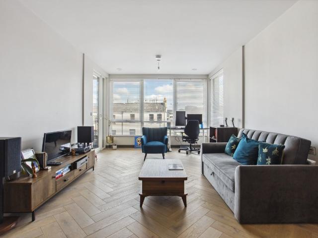 Oakleigh Road North, London N20, 1 bed flat to rent, £2,000 pcm | PrimeLocation