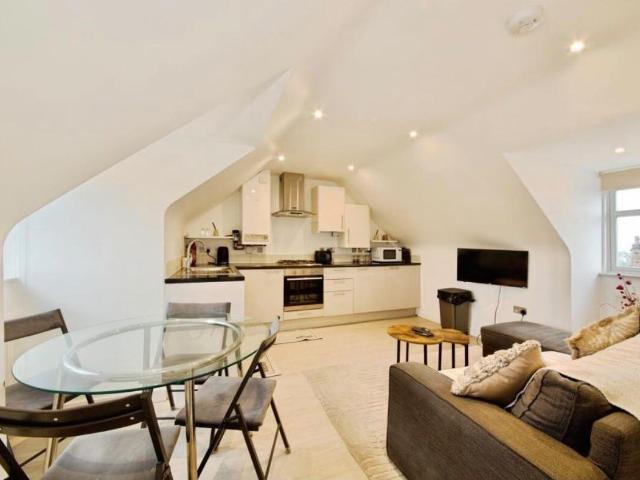 Oakleigh Road North, London N20, 2 bed flat to rent, £1,750 pcm | PrimeLocation