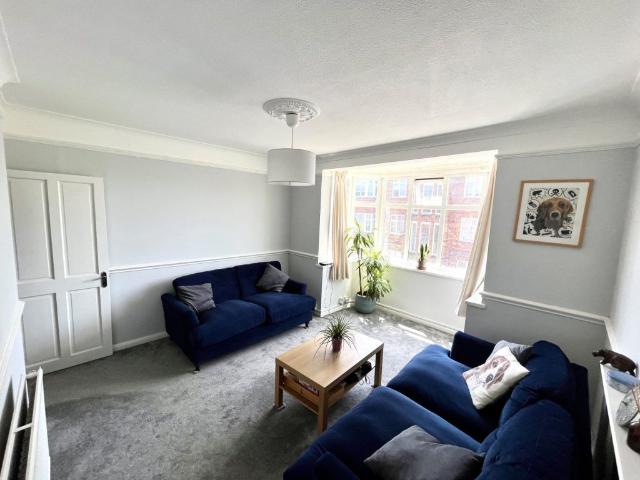 Oakleigh Road North, Whetstone N20, 2 bed flat to rent, £1,750 pcm | PrimeLocation