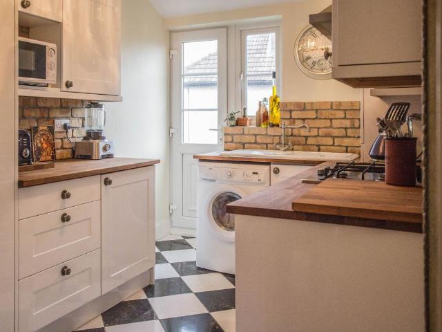Oakley Court, Churchview Road. 2 bed apartment to rent £1,850 pcm £427 pw