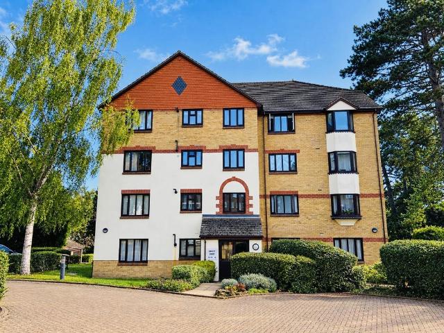 Oakley Court, Redhill, RH1 1 bed apartment to rent £1,350 pcm £312 pw