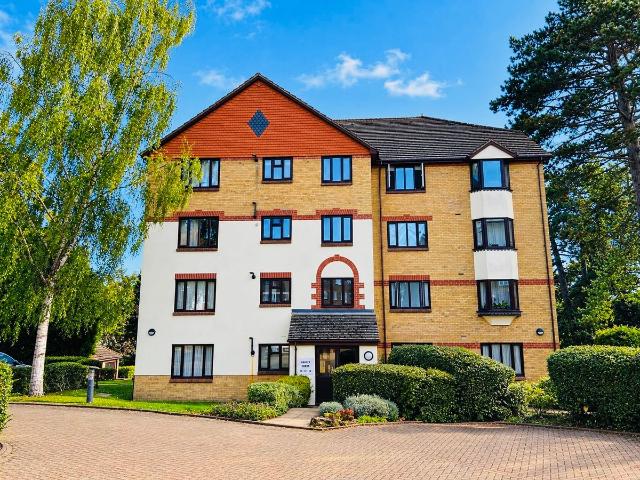 Oakley Court, Redhill RH1, 1 bed flat to rent, £1,350 pcm | PrimeLocation