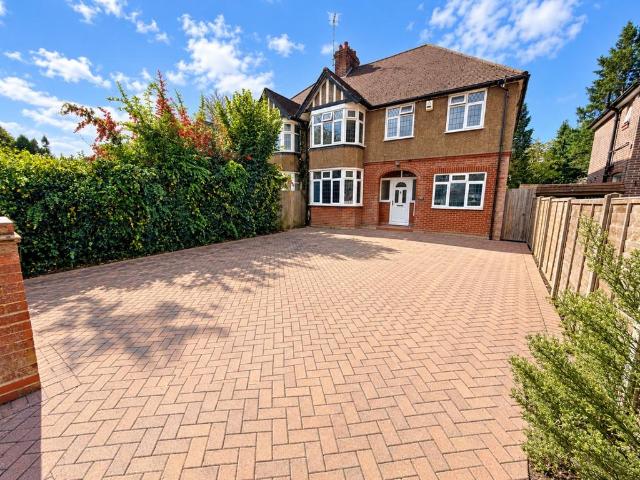 Oakley Road, Luton, Bedfordshire, LU4. 4 bed semi detached house to rent £2,000 pcm £462 pw