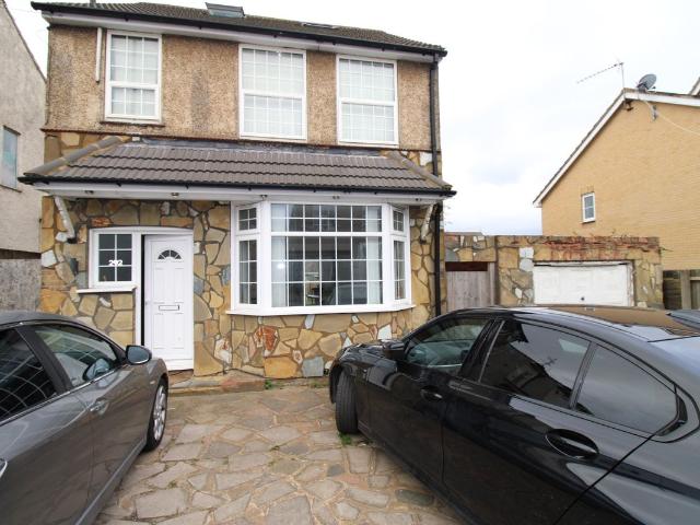 Oakley Road, Luton LU4, 5 bed detached house to rent, £2,000 pcm | PrimeLocation