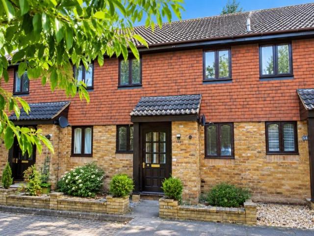 Oakridge, Woking GU24 1 bed terraced house to rent £1,300 pcm £300 pw
