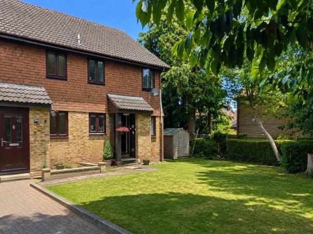 Oakridge, Woking GU24 1 bed end of terrace house to rent £1,350 pcm £312 pw