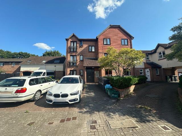 Oakridge Close, Gloucester GL4, 1 bed flat to rent, £890 pcm | PrimeLocation