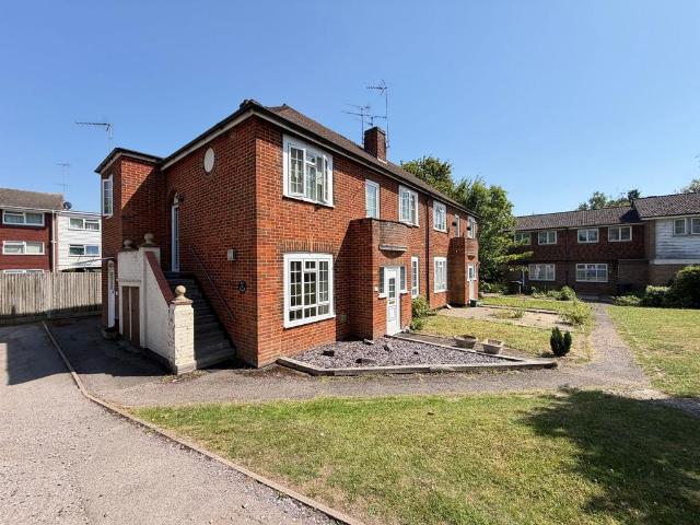 Oaks Close, Oaks Court Oaks Close, KT22 2 bed maisonette to rent £1,550 pcm £358 pw