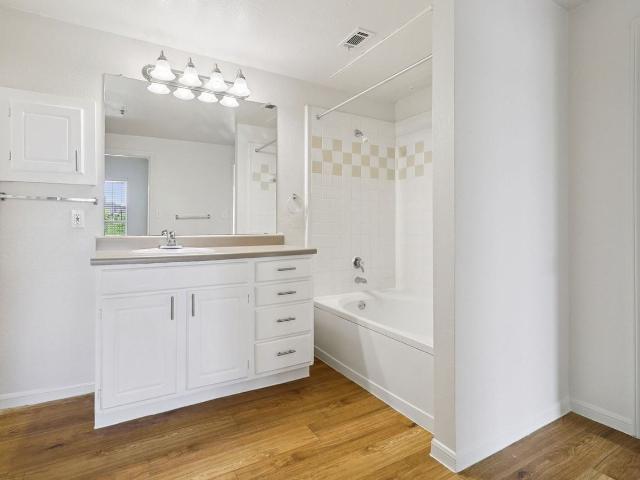 Oaks Hackberry Creek 1 Bedroom Apartment for Rent at 6901 State Highway 161, Irving, TX 75039