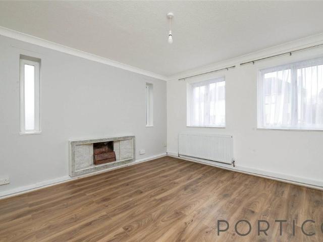 Oaks Lane, IG2 3 bed house to rent £2,900 pcm £669 pw