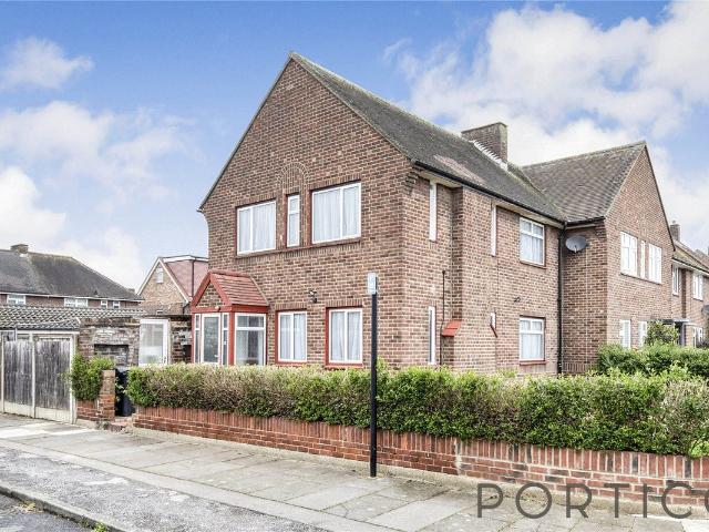 Oaks Lane IG2, 3 bed property to rent, £2,200 pcm | PrimeLocation