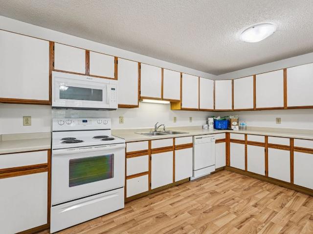 Oaks Lincoln Apartments 2 Bedroom Apartment for Rent at 5200 Lincoln Dr, Edina, MN 55436