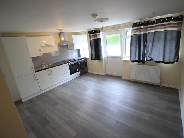 Oaks Road, Stanwell TW19 1 bed flat to rent £1,120 pcm £258 pw