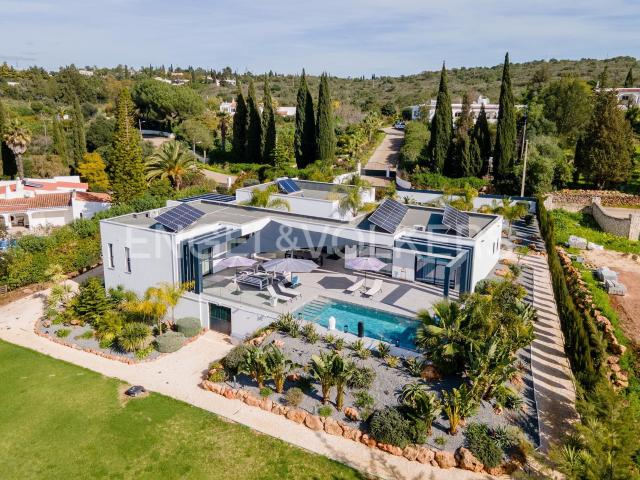 Oásis de Luxo: Moradia Privada nas “Beverly Hills” de Portimão!
