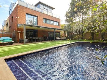 Oasis familiar de ensueño: paraíso junto a la piscina con impresionantes vistas