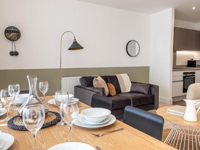 Oasis of Life Centre, London Road, London, CR4 3ND, United Kingdom | 3 bed apartment for rent #110012151 | Rentberry