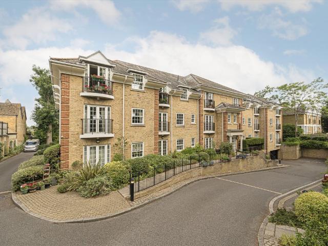 Oatlands Avenue, Weybridge KT13, 2 bed flat to rent, £2,750 pcm | PrimeLocation