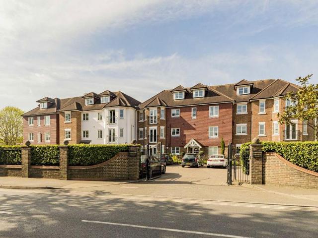 Oatlands Chase, Weybridge KT13 3 bed flat to rent £3,000 pcm £692 pw