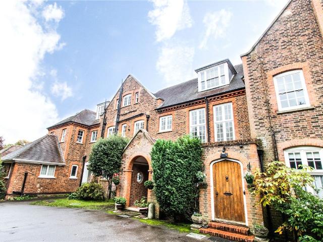 Oatlands Chase, Weybridge KT13, 3 bed maisonette to rent, £2,500 pcm | PrimeLocation