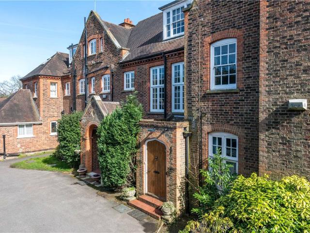 Oatlands Chase, Weybridge KT13, 3 bed maisonette to rent, £2,500 pcm | PrimeLocation